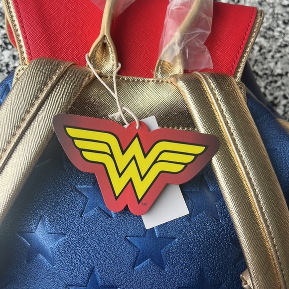 Loungefly Wonder Woman Backpack - Picture 4 of 5